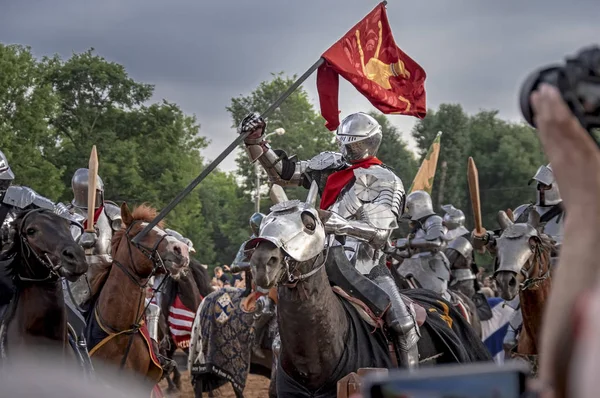 Torneio noturno, reconstituição histórica (reconstrução) da Idade Média. Cavaleiro em cavalos e luta . — Fotografia de Stock