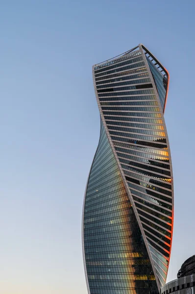 Torre Evolution, Moscou centro de negócios internacional Moscou-cidade. Vista inferior sobre arranha-céus ao pôr-do-sol . — Fotografia de Stock