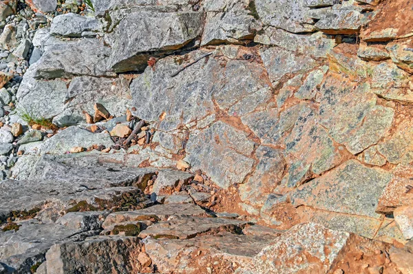 Fundo de rocha com terra seca nas rachaduras entre as pedras . — Fotografia de Stock