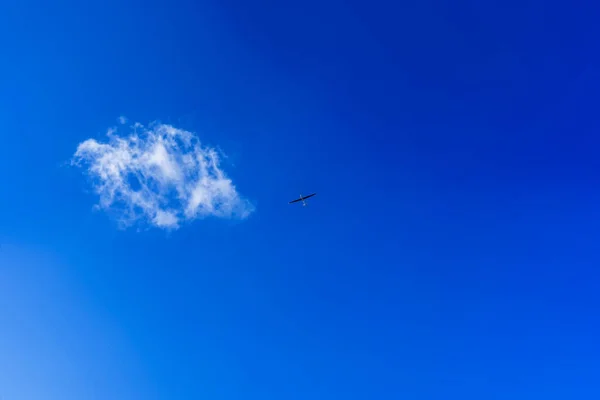 Modelo de aeronave silhueta no céu azul claro — Fotografia de Stock