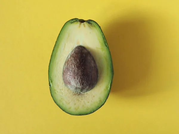 Rijpe Gezonde Gesneden Halve Avocado Een Gele Achtergrond — Stockfoto