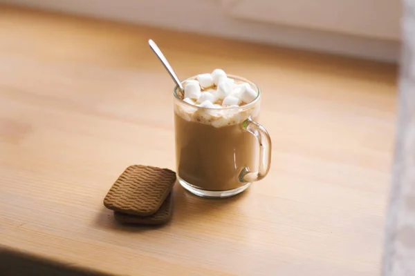 Bebida Caliente Una Taza Vidrio Con Galletas Cacao Con Malvavisco — Foto de Stock