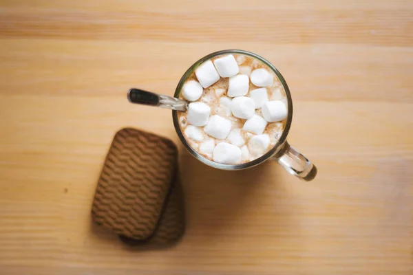 Heißgetränk Glasbecher Mit Keksen Kakao Mit Marshmellow Tasse Kaffee Draufsicht — Stockfoto