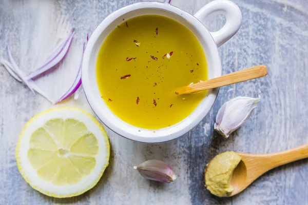 Fransız bir salata sosu hazırlanması için malzemeler.