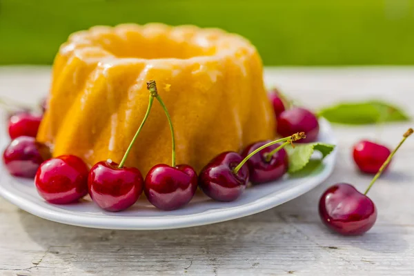 Delicious Cake Fresh Ripe Cherries Table Garden — Stock Photo, Image