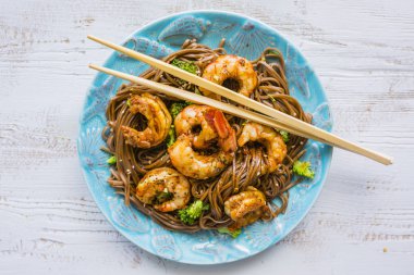 Soba erişteli karides ve susam tohumlu teriyaki..