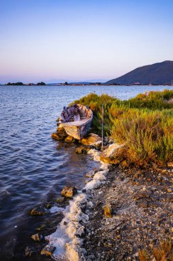 Eski bir tekne, Lefkada Adası İyon Denizi, Lefkas, Yunanistan.