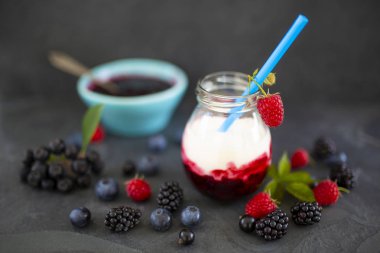 Yoğurtlu taze çilek meyve taş zemin üzerine. 