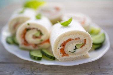 Lezzetli İtalyan tramezzini krem peynir ve somon ile.