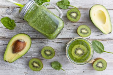 Lezzetli ve sağlıklı yeşil smoothie.