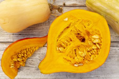 Olgun kabak ahşap mutfak masasında dilimlenmiş.