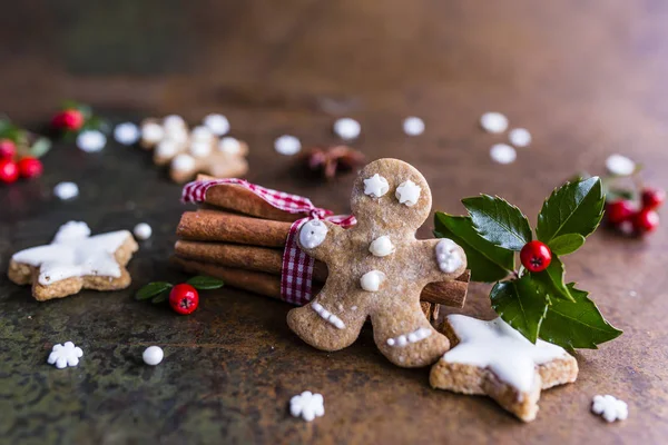 ヴィンテージ背景に自家製クリスマスのジンジャーブレッド クッキー — ストック写真