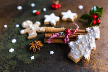 Ev yapımı gingerbread çerezleri antika arka plan üzerinde.