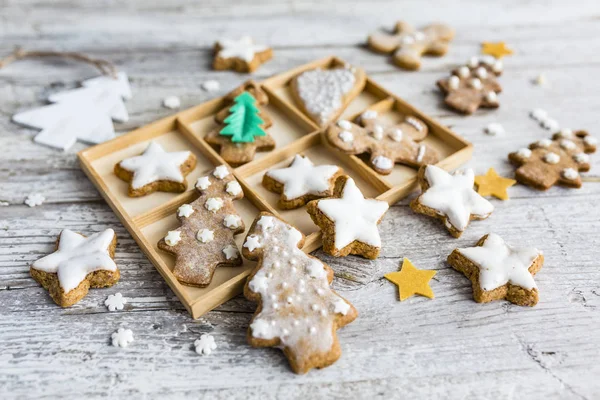 木製の背景に自家製のクリスマス Gingerbreads — ストック写真