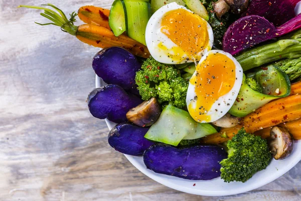 Uma Salada Saudável Equilibrada Feita Vegetais Coloridos Tigela Buda — Fotografia de Stock