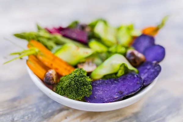 由五颜六色的蔬菜制成的健康均衡的沙拉 — 图库照片