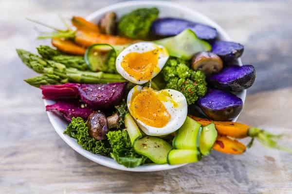 Uma Salada Saudável Equilibrada Feita Vegetais Coloridos Tigela Buda — Fotografia de Stock