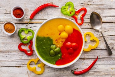 Renkli krema ve baharatlı biber çorbası.