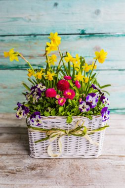 Bahar çiçekleri ile dekorasyon. Mutlu Paskalya.