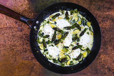 Bir krema soslu kabak ve mozzarella ile kuşkonmaz.