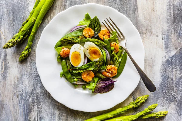 Salada Com Camarões Espargos Verdes Com Ervilhas — Fotografia de Stock