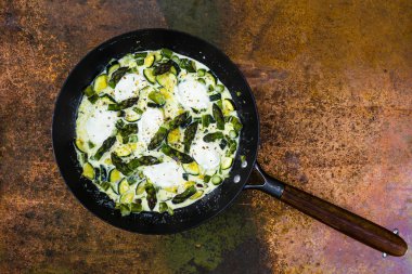 Bir krema soslu kabak ve mozzarella ile kuşkonmaz.