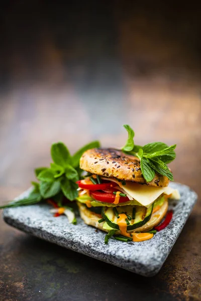Вегетарианская Еда Бургер Овощами Гриле Свежими Начинками — стоковое фото