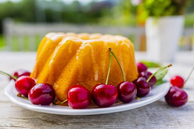 Taze ve olgun kiraz bahçesinde bir tablo ile lezzetli pasta. 