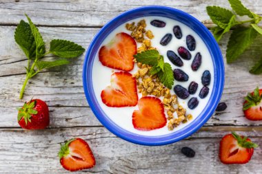 Lezzetli ve sağlıklı bir yoğurt ve taze meyve..