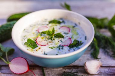 Salatalık ve otlar ile taze soğuk çorba.