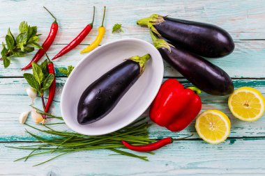 Bir melitzanosalata için taze sebze malzemeler. Patlıcan ile Geleneksel Yunan yemeği.