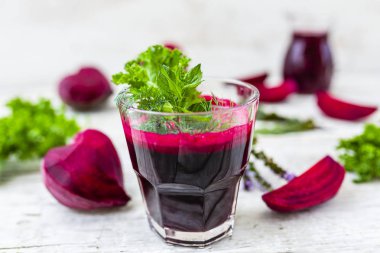Taze ve sağlıklı kırmızı pancar suyu. Sağlıklı yemek ve detoks..