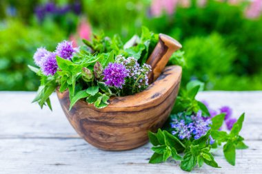 Tahta bir havanda taze ve aromatik bitkiler..