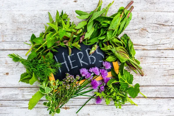 Ahşap arka planda taze bitkiler.