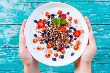Tahıllı bir kase lezzetli yoğurt ve taze meyve. Kilo kaybı ve sağlıklı beslenme.