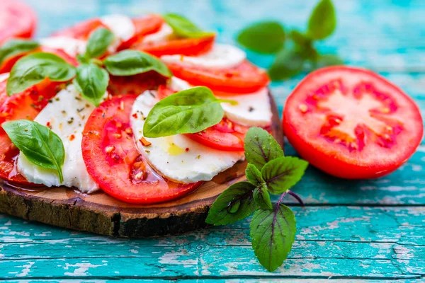 Deliciosa Salada Caprese Italiana Com Tomate Mussarela — Fotografia de Stock