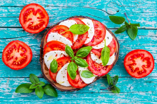おいしいイタリアのカプレーゼサラダトマトとモッツァレラチーズ — ストック写真
