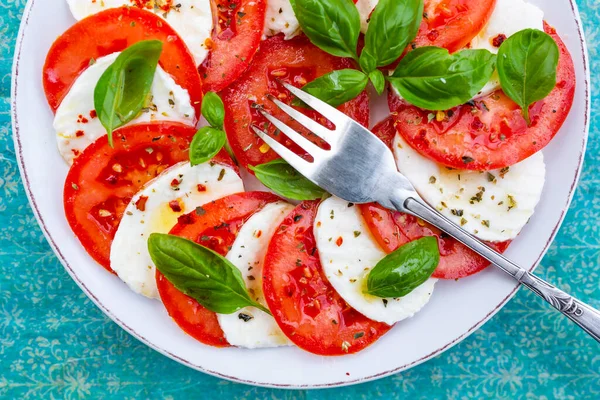Sałatka Caprese Pomidorami Mozzarellą Włoskie Jedzenie — Zdjęcie stockowe