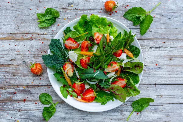 Uma Salada Saudável Deliciosa Feita Morangos Frescos Folhas Legumes Comida — Fotografia de Stock