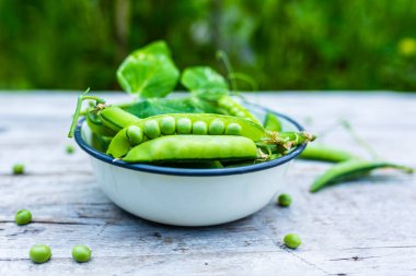 Bir kasede taze taze bezelye.