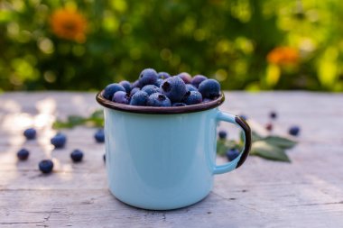 Taze yaban mersinleri ahşap bir masada..