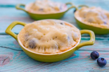 Taze toplanmış yaban mersinli tart için malzemeler..