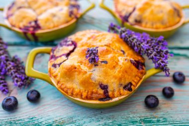 Taze toplanmış yabanmersinli ev yapımı tartlar..