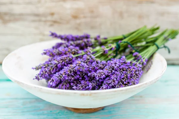 Lavendelblüten Auf Einem Hölzernen Hintergrund — Stockfoto