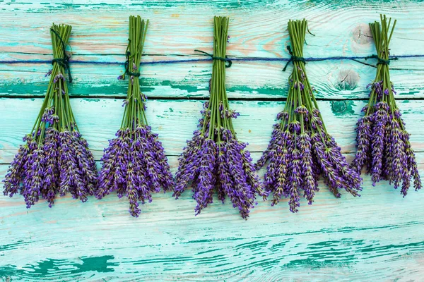 Cacho Flores Lavanda Secas Fundo Madeira — Fotografia de Stock