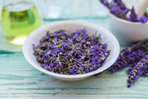 Lavendelblüten Und Zutaten Für Aromatisches Lavendelöl — Stockfoto