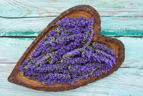 Άνθη Λεβάντας Ξύλινο Μπολ Σχήμα Καρδιάς — Φωτογραφία Αρχείου