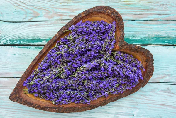 Flores Lavanda Uma Tigela Madeira Forma Coração — Fotografia de Stock