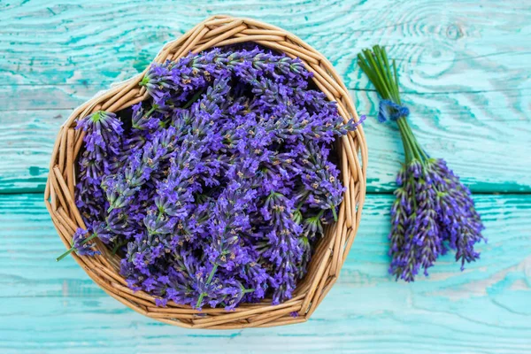 Lavendelblüten Einem Herzförmigen Korb Auf Einem Hölzernen Hintergrund — Stockfoto