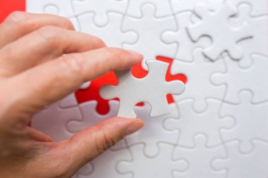 Eller bulmacanın son eksik parçasını yerleştiriyor. İş başarısı konsepti.